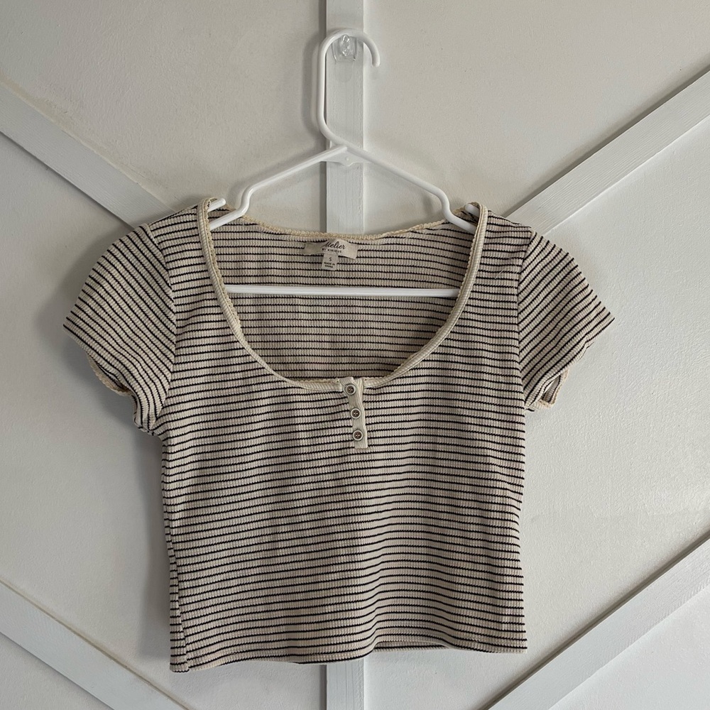 Striped cropped tee with buttons
